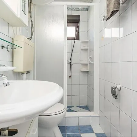 Awesome In With Heated Swimming Pool 维尔