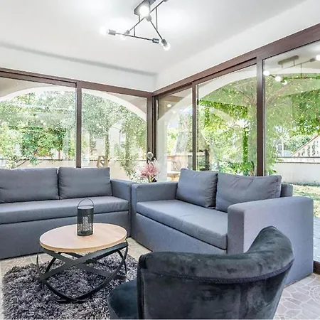 Pet Friendly In Holiday home Vir